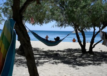 Θερμική «ασφυξία» σε όλη τη χώρα: Πότε κορυφώνεται ο καύσωνας και πότε υποχωρεί – Ο κίνδυνος πυρκαγιάς και οι οδηγίες των ειδικών