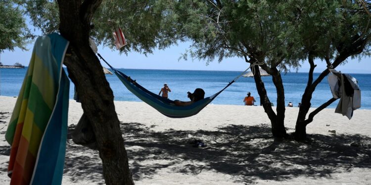 Θερμική «ασφυξία» σε όλη τη χώρα: Πότε κορυφώνεται ο καύσωνας και πότε υποχωρεί – Ο κίνδυνος πυρκαγιάς και οι οδηγίες των ειδικών