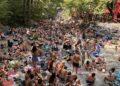 Δεν είναι νησί, είναι τα Λουτρά Πόζαρ: Η απίστευτη κοσμοσυρροή στο Φεστιβάλ που έχει «ρίξει» το διαδίκτυο