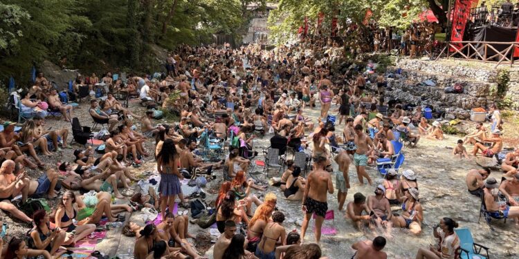 Δεν είναι νησί, είναι τα Λουτρά Πόζαρ: Η απίστευτη κοσμοσυρροή στο Φεστιβάλ που έχει «ρίξει» το διαδίκτυο