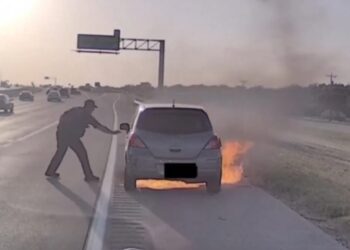 Αστυνομικός βγάζει οδηγό από φλεγόμενο αυτοκίνητο δευτερόλεπτα πριν τυλιχτεί στις φλόγες – Συγκλονιστικό βίντεο