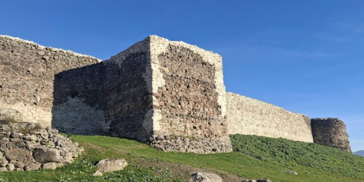 Στη Χρυσή η Λίνα Μενδώνη για τα εγκαίνια του Κάστρου Μογλενών – Το παρασκήνιο με τις συνεχείς αλλαγές