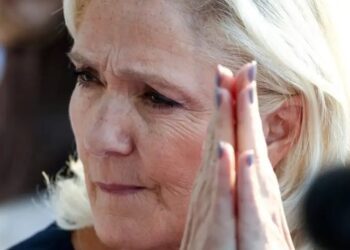 Ένοχη η Μαρίν Λε Πεν: Τρία χρόνια φυλακή και 15μηνη στέρηση του δικαιώματος του εκλέγεσθαι – Μπορεί να είναι υποψήφια πρόεδρος της Γαλλίας μόνο με βραχιολάκι