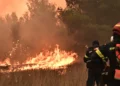 Εκτός ορίων η φωτιά στο Ρέθυμνο με τους δύο νεκρούς πυροσβέστες – Εκκενώνονται χωριά και σκάφη φτάνουν στις παραλίες για τον κόσμο