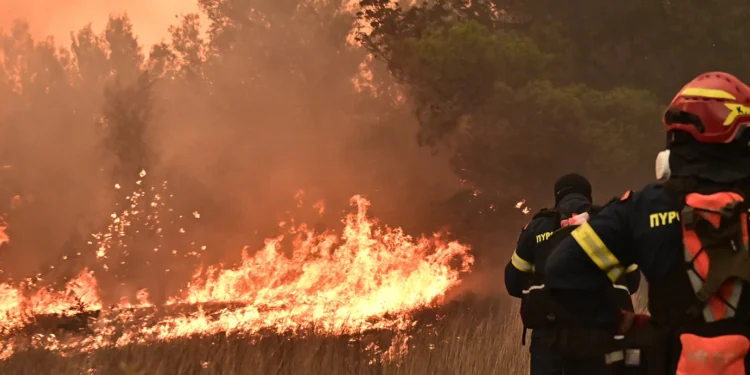 Εκτός ορίων η φωτιά στο Ρέθυμνο με τους δύο νεκρούς πυροσβέστες – Εκκενώνονται χωριά και σκάφη φτάνουν στις παραλίες για τον κόσμο