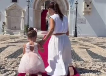Η Μαρία Μενούνος συγκινεί με το προσκύνημά της στην Τήνο μαζί με την κόρη της