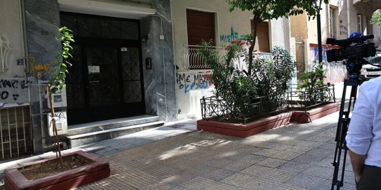 Κατακρεούργησαν το βρέφος στην Κυψέλη – Ο ιατροδικαστής βρήκε πάνω από 10 μαχαιριές στην πλάτη του