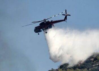 Φωτιά σε δυσπρόσιτη δασική έκταση στο Λουτράκι Αλμωπίας – Σηκώθηκαν τρία ελικόπτερα