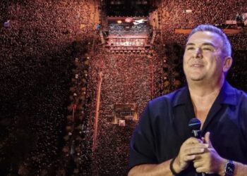 Έγραψε ιστορία ο Αντώνης Ρέμος: Μια από τις μεγαλύτερες συναυλίες που έγιναν ποτέ στην Ελλάδα – Χιλιάδες κόσμου παρά τη βροχή