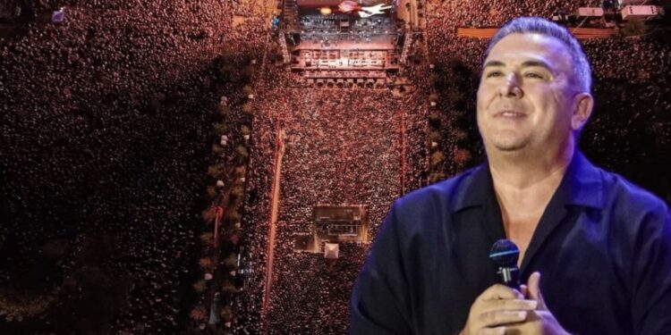 Έγραψε ιστορία ο Αντώνης Ρέμος: Μια από τις μεγαλύτερες συναυλίες που έγιναν ποτέ στην Ελλάδα – Χιλιάδες κόσμου παρά τη βροχή