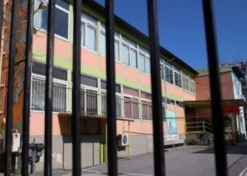 Χτύπησαν συμμαθητή τους και του πέταξαν πέτρα έξω από σχολείο – Στο νοσοκομείο το θύμα