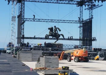 Θεσσαλονίκη: Έντονες αντιδράσεις για την υπερ-κατασκευή της συναυλίας Ρέμου στο άγαλμα του Μεγάλου Αλεξάνδρου