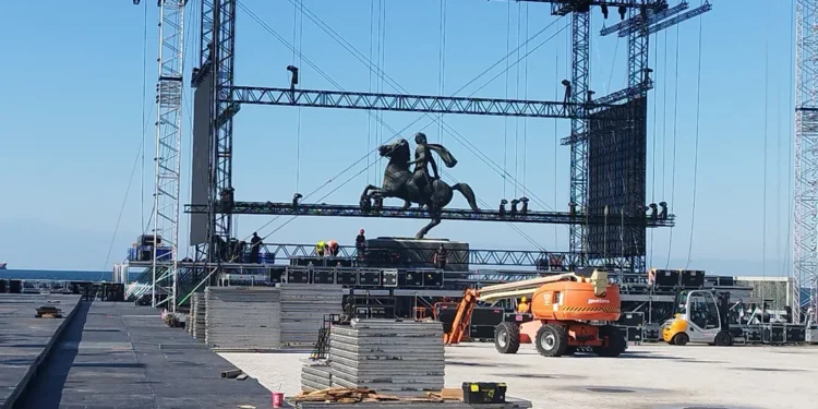 Θεσσαλονίκη: Έντονες αντιδράσεις για την υπερ-κατασκευή της συναυλίας Ρέμου στο άγαλμα του Μεγάλου Αλεξάνδρου