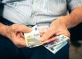 Έρχεται επίδομα 400 ευρώ για συνταξιούχους και δικαιούχους ΟΠΕΚΑ – Ποιοι θα δουν χρήματα στους λογαριασμούς τους