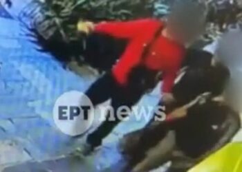 Έκρηξη στην Πλάκα: Βίντεο ντοκουμέντο με τους τρεις συλληφθέντες να φεύγουν με χαλκοσωλήνα στα χέρια