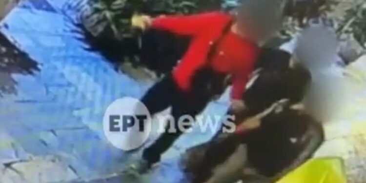 Έκρηξη στην Πλάκα: Βίντεο ντοκουμέντο με τους τρεις συλληφθέντες να φεύγουν με χαλκοσωλήνα στα χέρια