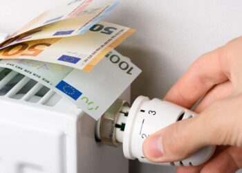 Το επίδομα θέρμανσης αυξάνεται έως και 30%: Οι ημερομηνίες για τις αιτήσεις, τα νέα ποσά και τα κριτήρια