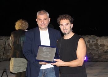 Ο Ιωάννης Μελισσανίδης στη Χρυσή: Μια ξεχωριστή βραδιά πολιτισμού στο Κάστρο Μογλενών – Τιμήθηκε από τον Δήμαρχο Αλμωπίας