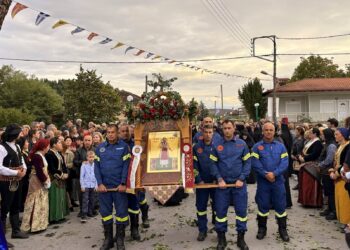 Ιστορικές στιγμές στη Χρυσή Αλμωπίας – Χιλιάδες πιστοί στην υποδοχή των Ιερών Λειψάνων της Αγίας Χρυσής