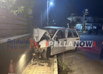 Πέλλα: Αυτοκίνητο καρφώθηκε σε περίφραξη μονοκατοικίας στην Καρυώτισσα